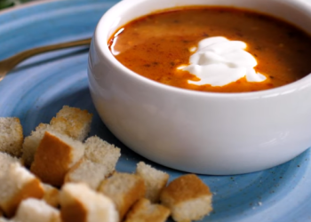 Sopa Bolognesa con Yogurt Griego