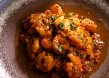 Camarones al Ajillo con Salsa Pomodoro Bugatti