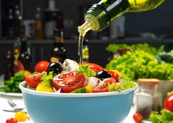 Ensalada mediterránea con aderezo de aceite de oliva Bucatti